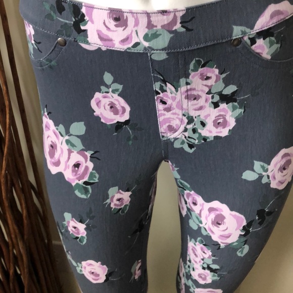 LAST ONE SZ S ! Utopia by Hue gray floral leggings - Picture 2 of 8